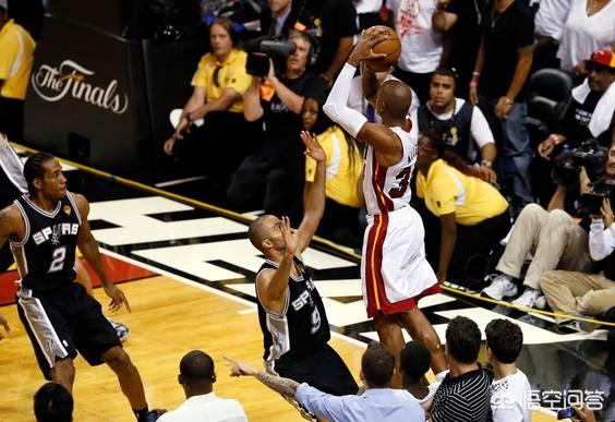 篮球职业球员穿两双袜子